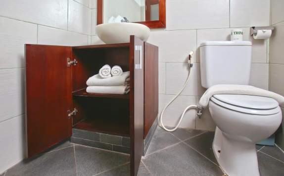 Bathroom di Puri Sading Hotel