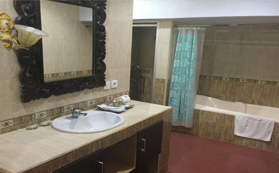Bathroom di Puri Saron Hotel Madangan Gianyar
