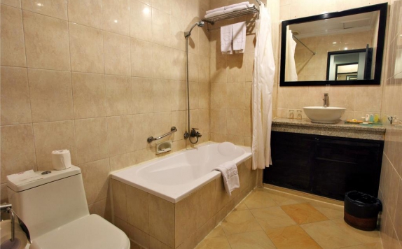 Tampilan Bathroom Hotel di Puri Saron Seminyak