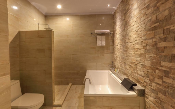 Tampilan Bathroom Hotel di Puri Saron Seminyak
