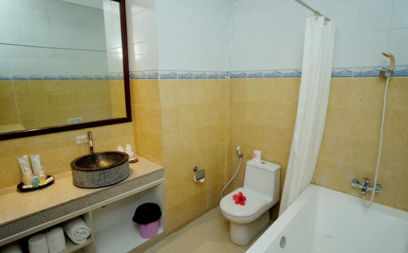 Tampilan Bathroom Hotel di Puri Saron Senggigi Beach