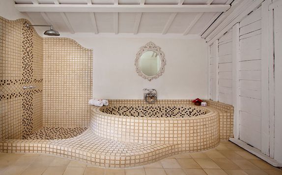 Cottage Suite Bathroom di Puri Tempo Doeloe Hotel