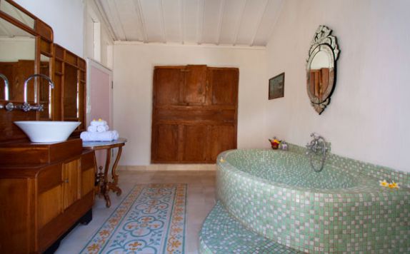Deluxe Bathroom di Puri Tempo Doeloe Hotel