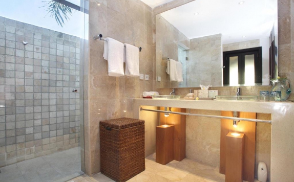 Bathroom di Puri Tirta Villas