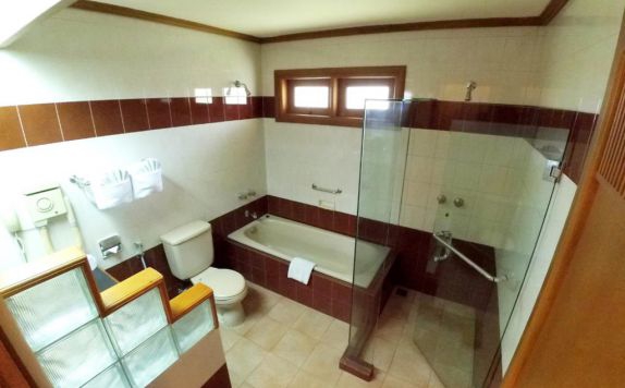 Bathroom di Purnama Hotel Batu