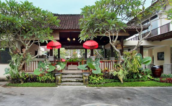 Tampilan Taman Hotel di Putri Ayu Cottage