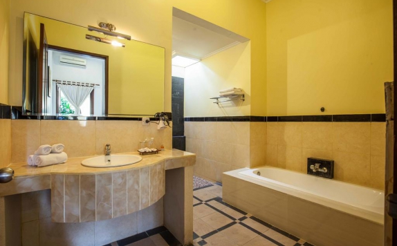 Tampilan Bathroom Hotel di Putri Bali Villa