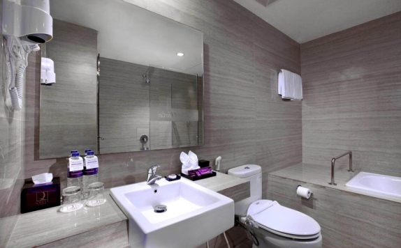 Bathroom di Quest Hotel Balikpapan