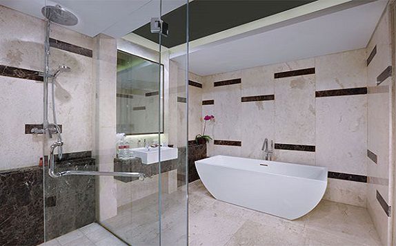 Bathroom Suite di Quest San Hotel Denpasar