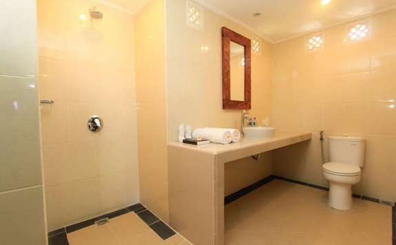 Tampilan Bathroom Hotel di Radiant Jepun Villa