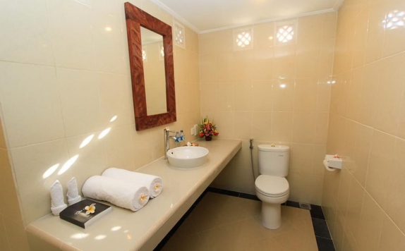 Tampilan Bathroom Hotel di Radiant Jepun Villa