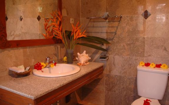 Tampilan Bathroom Hotel di Raffles Holiday Hotel Bali