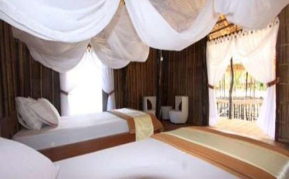 guest room twin bed di Raja Ampat Doberai Eco Resort
