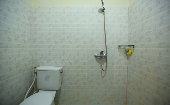 bathroom di RedDoorz @ Dewi Sri