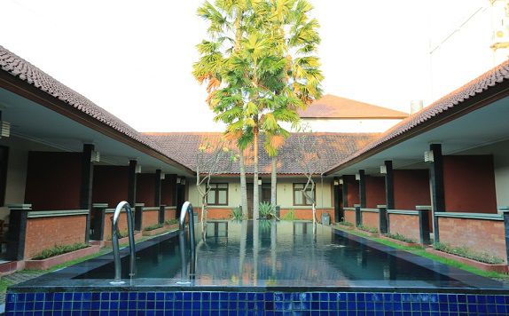 swimming pool di RedDoorz @ Dewi Sri