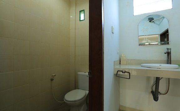 bathroom di Reddoorz @ Kartika Plaza