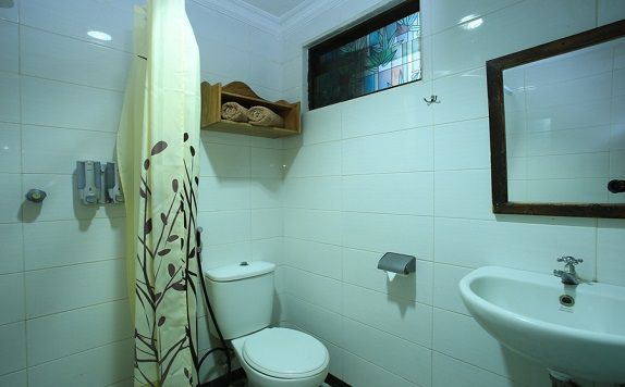 bathroom di RedDoorz near Discovery Mall Kuta