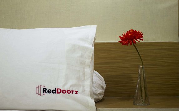 guest room di RedDoorz near Discovery Mall Kuta