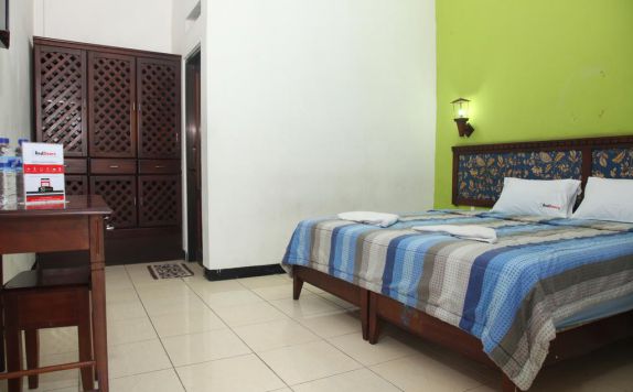 Guest Room di RedDoorz Near Plaza Marina