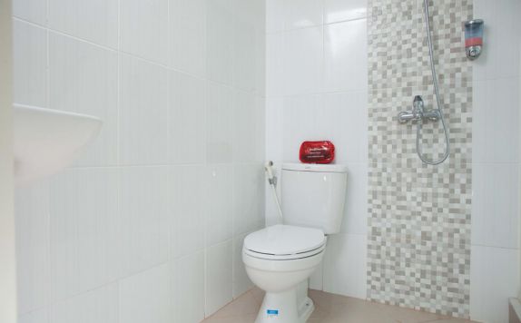 bathroom di RedDoorz near Taman Remaja Surabaya