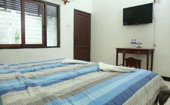 Guest Room di RedDoorz near Taman Remaja Surabaya