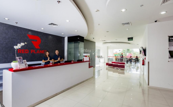 Receptionist di Red Planet Surabaya