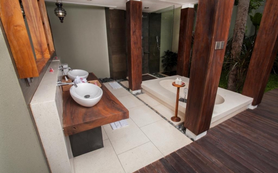 Tampilan Bathroom Hotel di Regali villa