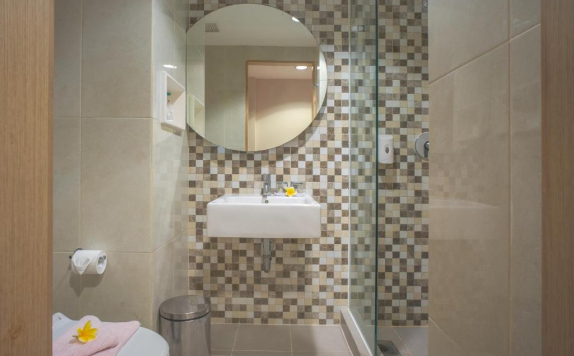 Bathroom Hotel Bathroom Hotel di REGANTRIS HOTEL SURABAYA