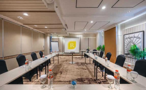 Meetingroom Hotel Meetingroom Hotel di REGANTRIS HOTEL SURABAYA