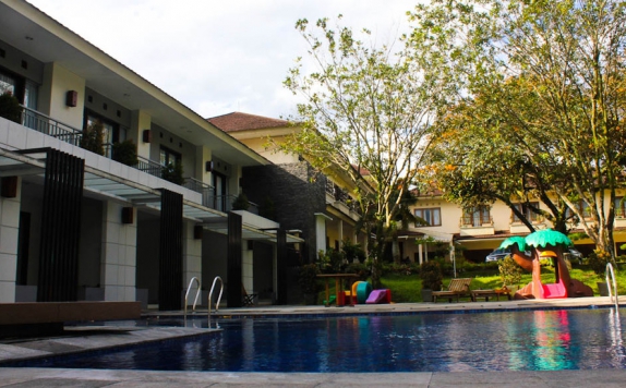 Swimming Pool di Resort Prima Cipayung