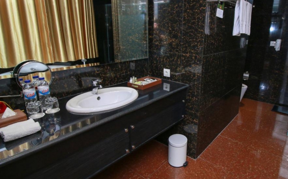 Tampilan Bathroom Hotel di Rich Palace Hotel Surabaya by SoASIA Hotels & Resorts