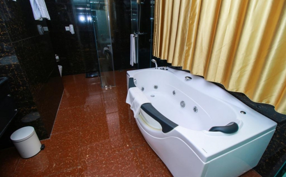 Tampilan Bathroom Hotel di Rich Palace Hotel Surabaya by SoASIA Hotels & Resorts