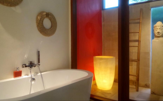 Bathroom di Rouge Bali - Lounge Bar, Villas & Spa