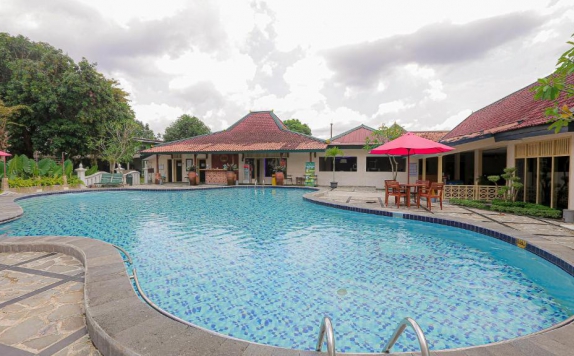 Swimming pool di ROYAL BRONGTO HOTEL YOGYAKARTA