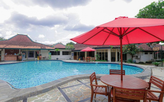 Swimming pool di ROYAL BRONGTO HOTEL YOGYAKARTA
