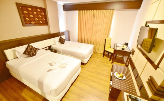 guest room twin bed di Royal Darmo Malioboro