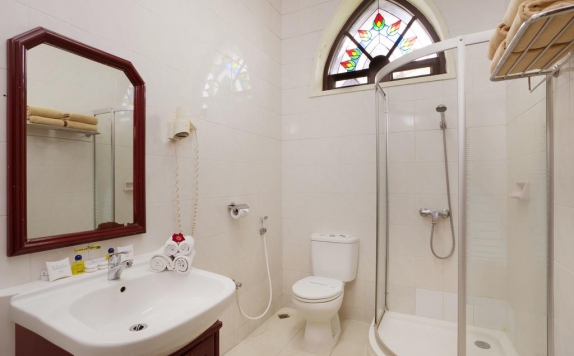 Bathroom di Royal Orchids Garden Hotel & Condominium