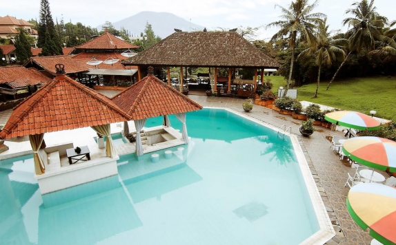 Swimming Pool di Royal Trawas Hotel & Cottages