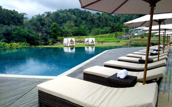 Outdoor Pool Hotel di Royal Tulip Saranam Resort And Spa