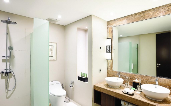 Tampilan Bathroom Hotel di Royal Tulip Saranam Resort And Spa