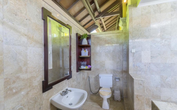 Bathroom di Royal Tunjung Bali Resort