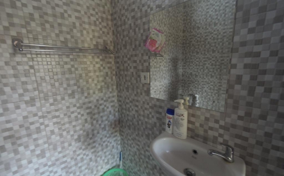 Tampilan Bathroom Hotel di Rumah Ary Homestay and Spa