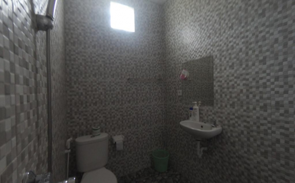 Tampilan Bathroom Hotel di Rumah Ary Homestay and Spa