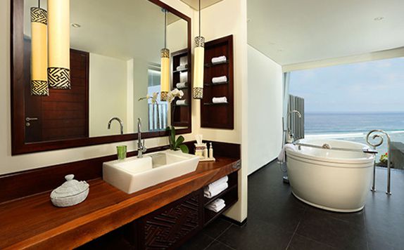 Ocean Front Honeymoon Pool Suite Bathroom di Samabe Bali Suites and Villas
