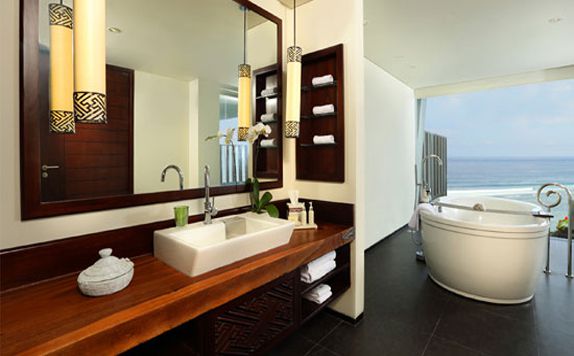 Ocean Front Honeymoon Suite Bathroom di Samabe Bali Suites and Villas