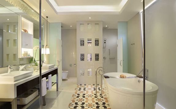 One Bedroom Ocean Pool Villa Bathroom di Samabe Bali Suites and Villas