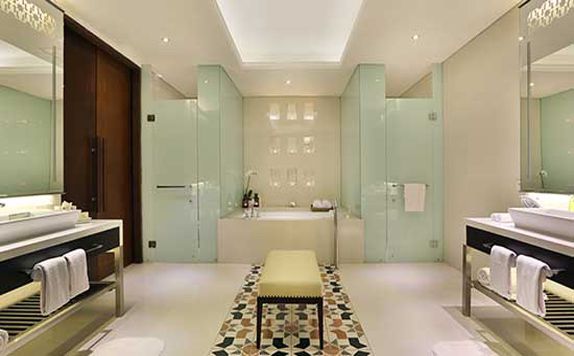 Penthouse Pool Villa Bathroom di Samabe Bali Suites and Villas