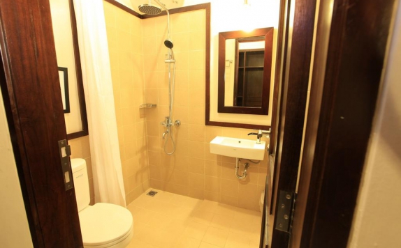 Bathroom di Samawa Transit Hotel
