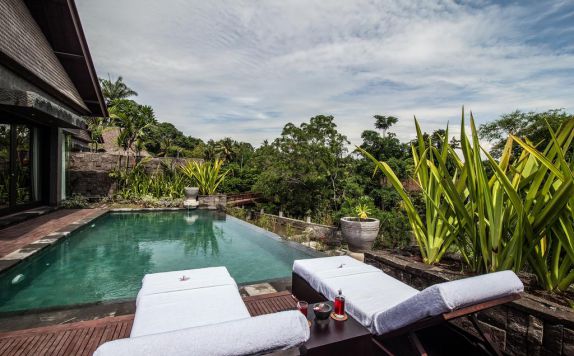 Outside Pool di Sanctoo Villa Bali