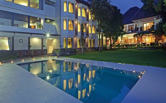 Swimming Pool di Hotel Sandalwood Bandung